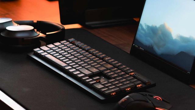 Razer revient dans le jeu des claviers extra-plats avec le Deathstalker V2 Pro