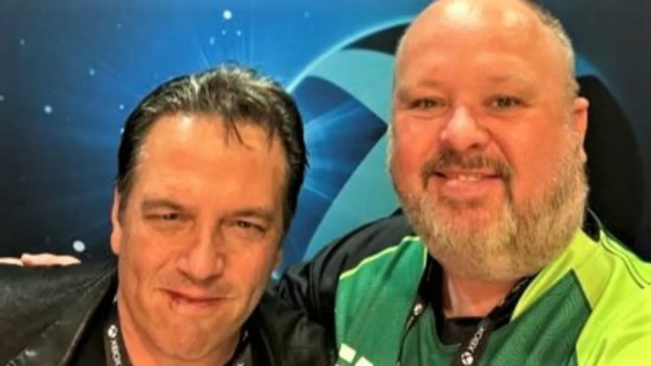 Aaron Greenberg et Phil Spencer remercient les fans après la présentation de la Xbox