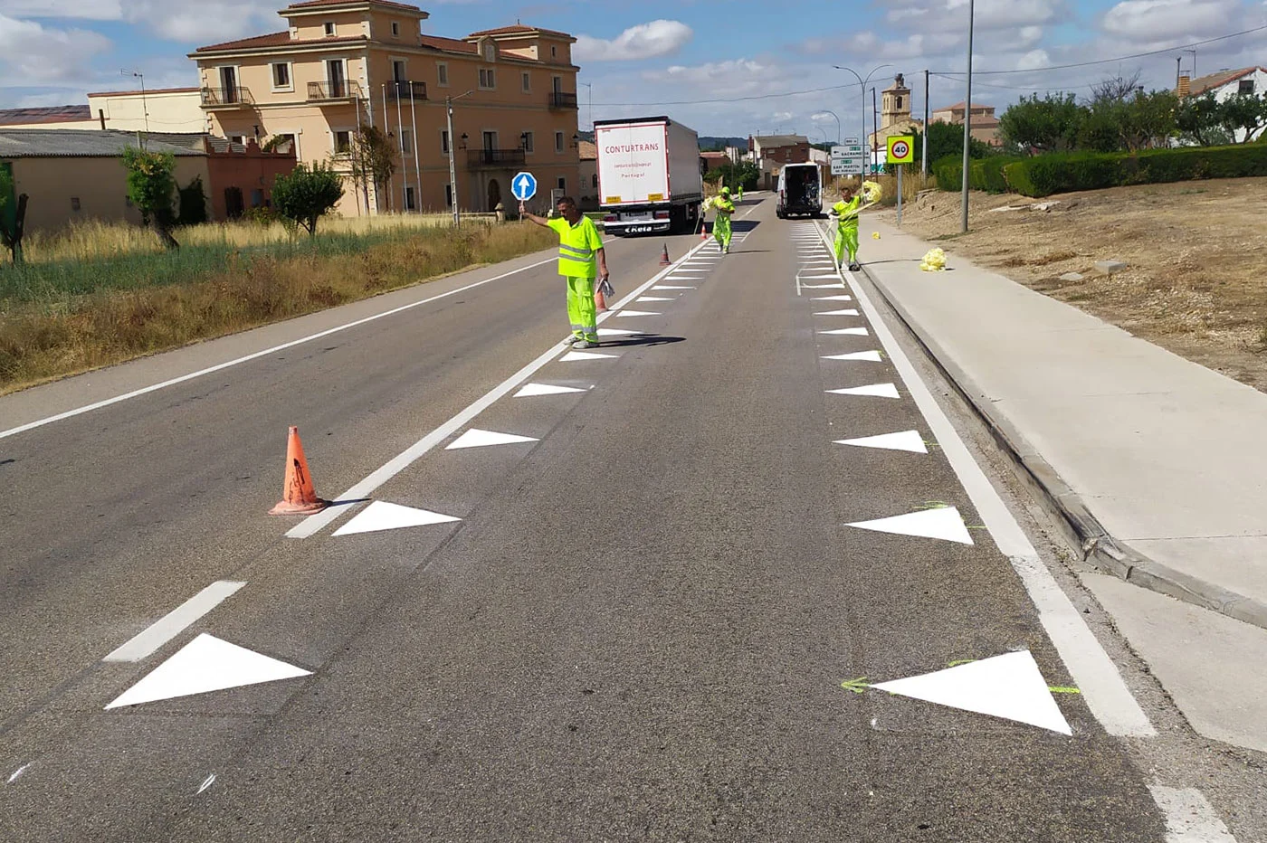'Les Dents Du Dragon': Une nouvelle signalisation routière pour une conduite urbaine plus sûre.