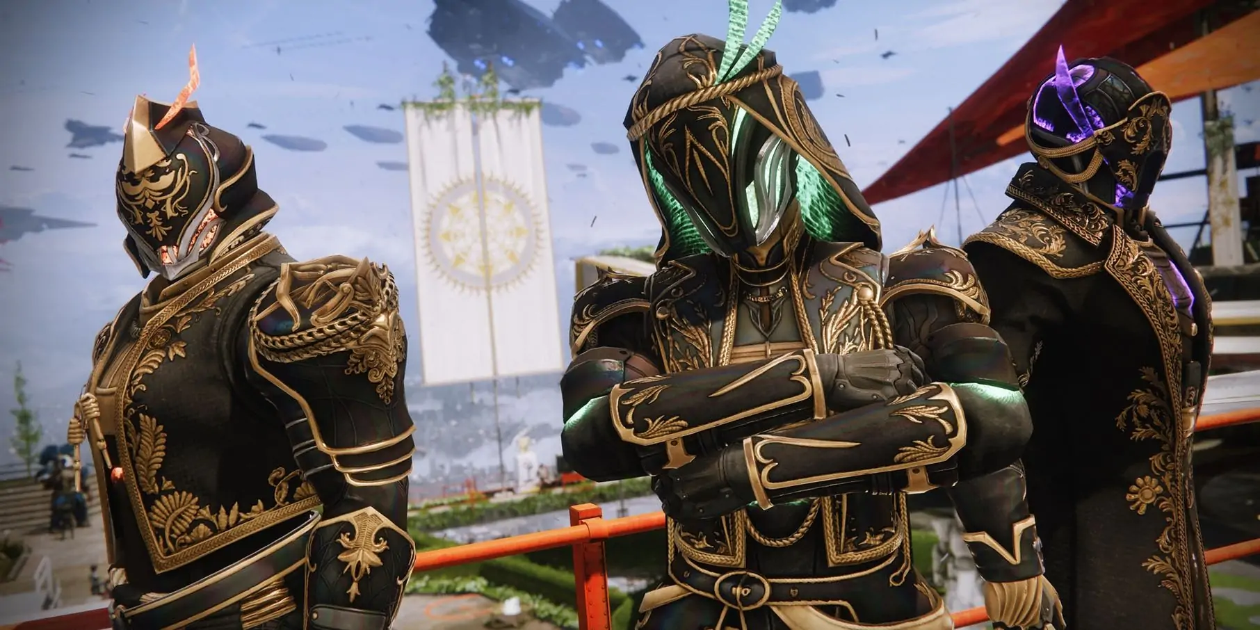Un Destiny 2 Titan à gauche, un Hunter au milieu et un Warlock à droite, tous portant une armure Solstice 2023 tout en posant dans la tour.