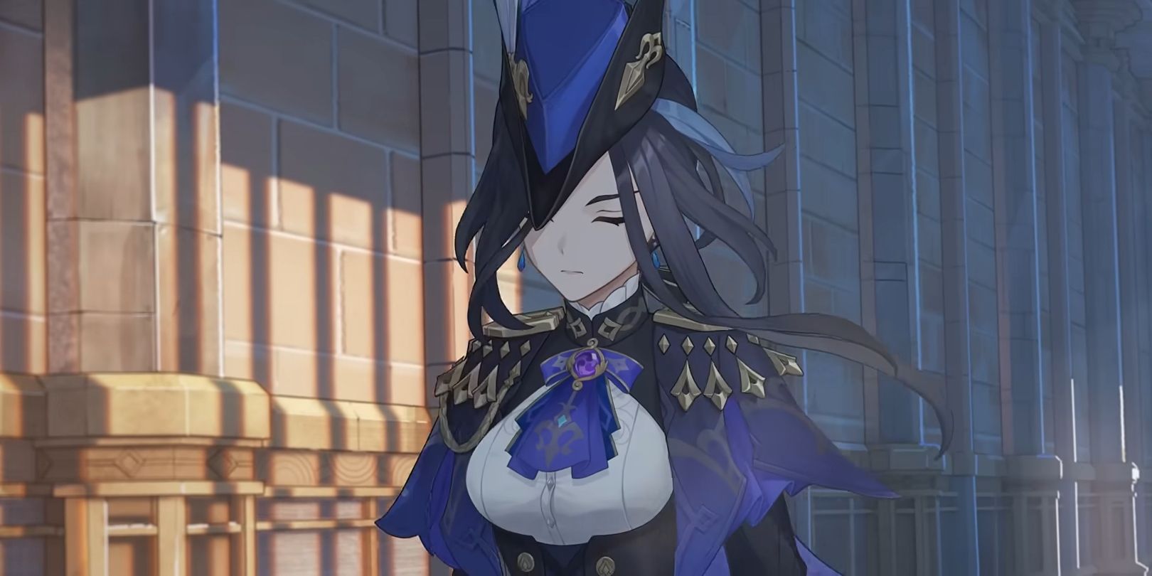 Genshin ImpactClorinde marche les yeux fermés dans un couloir.