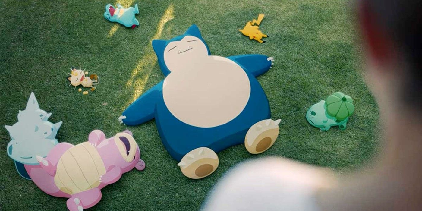 Quelqu'un regarde des Pokémon endormis : Snorlax, Slowbro, Meowth, Bulbasaur, Pikachu et Totadile.