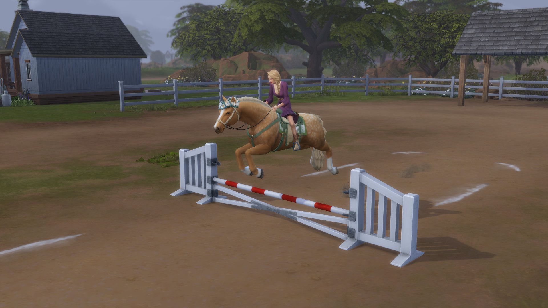 Sims 4 la vie au ranch Sim sur un cheval sautant par-dessus un bar.