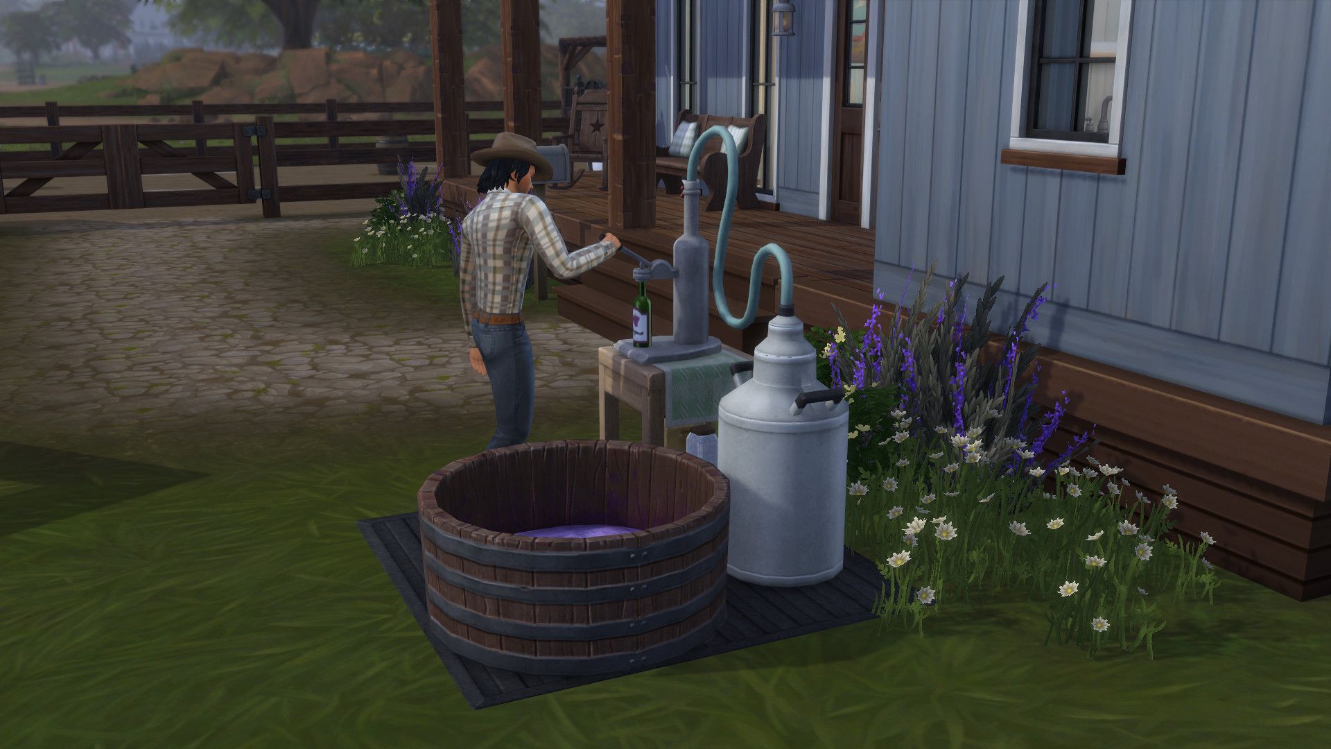 Station de fabrication de nectar Sims 4 la vie au ranch avec un Sim remplissant une bouteille.