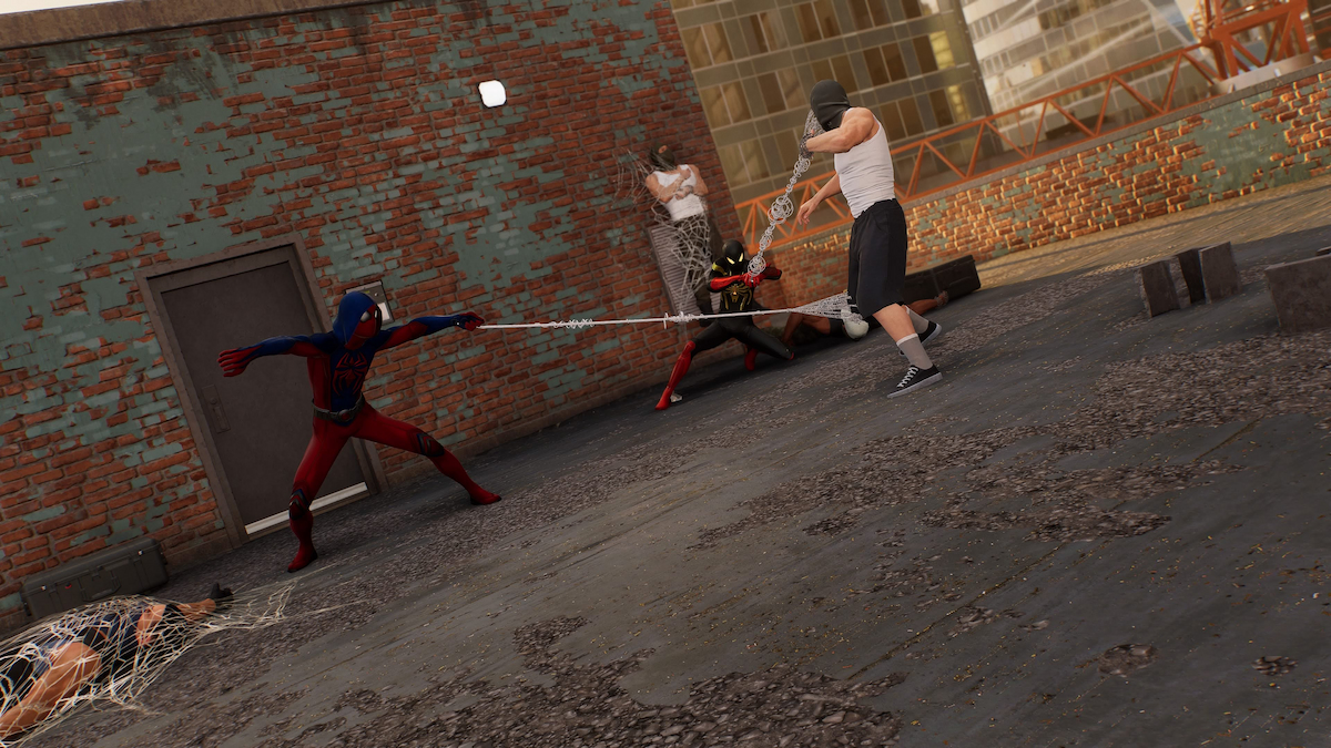 Les deux Spidermen assommant un ennemi1