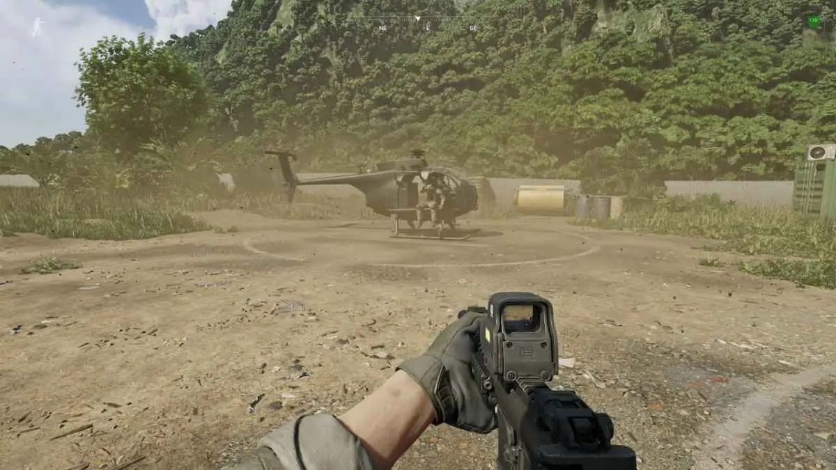Arrivée d'un hélicoptère de guerre en zone grise